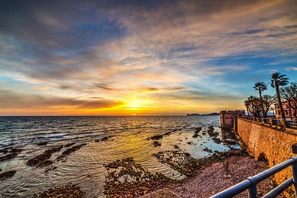 Alghero kıyı üzerinde renkli gökyüzü — Stok fotoğraf