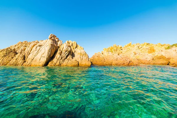 Gul rocks på Sardinien — Stockfoto