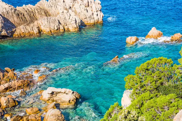 Klares Wasser und Felsen in Sardinen — Stockfoto