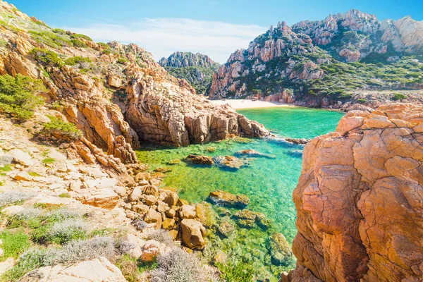 Felsen und blaues Meer in Sardinen — Stockfoto