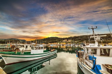 Castelsardo Harbor'da günbatımı