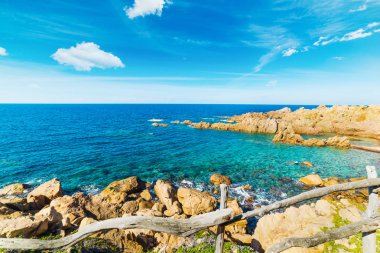 Kayalar ve Costa Paradiso mavi denizlerde