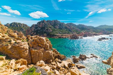 sarı taşlar ve mavi deniz