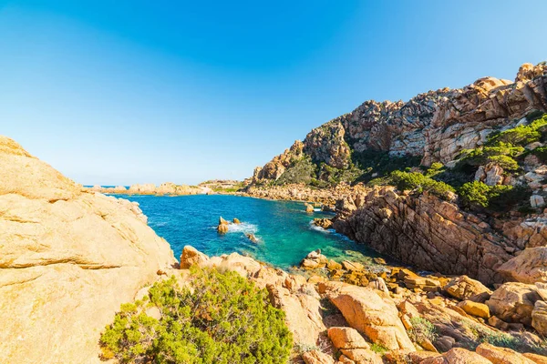 Costa Paradiso kıyı sarı kayalarda