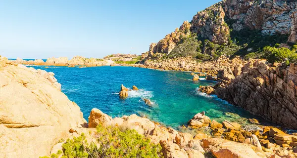 Costa Paradiso kıyı sarı kayalarda