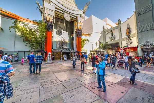 Tourists in Tcl Chinese Theater in Hollywood — Stock Photo, Image