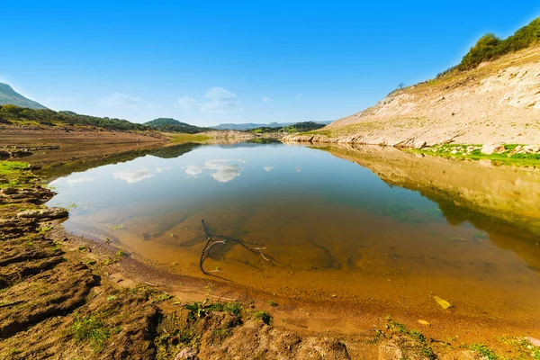 Lago Temo em um dia ensolarado — Fotografia de Stock