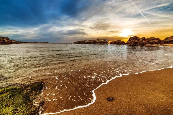 Molnig himmel i solnedgången på Sardinien — Stockfoto