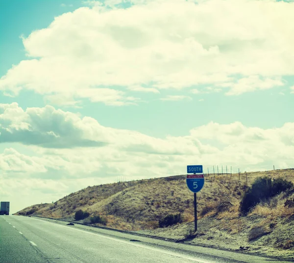 Señal de la carretera interestatal 5 en Pacific Coast Highway — Foto de Stock