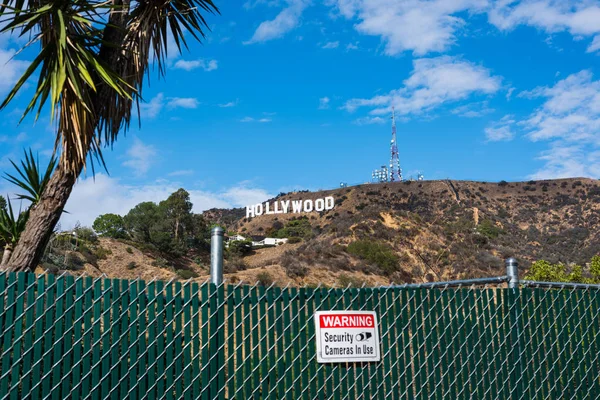 Hollywood signo bajo las nubes —  Fotos de Stock