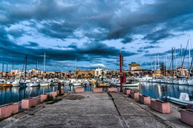 Alghero üzerinde kara bulutlar