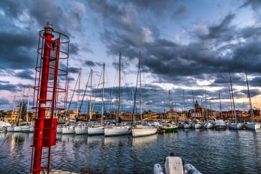 gün batımında Alghero üzerinde kara bulutlar