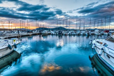 Alghero Harbor karanlık gün batımı