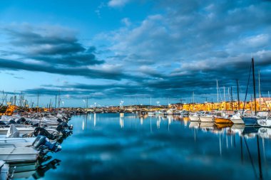 Alghero Harbor gece tekneler
