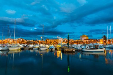 Alghero Harbor gece tekneler