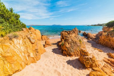 Turuncu Romazzino beach, Sardunya kayalar