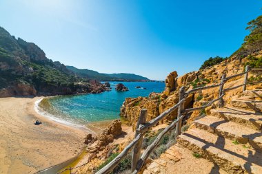 Costa Paradiso sarı kayalarda