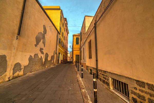 Rua estreita em Alghero cidade velha — Fotografia de Stock