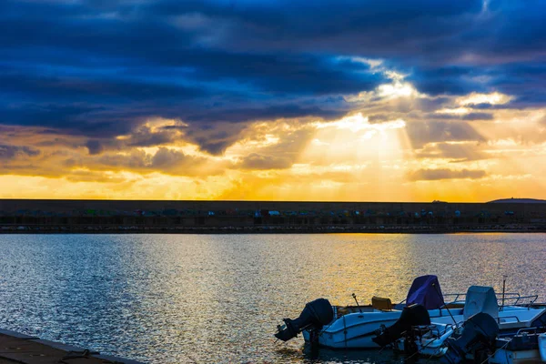 Sol brilhante sobre o porto de Alghero — Fotografia de Stock