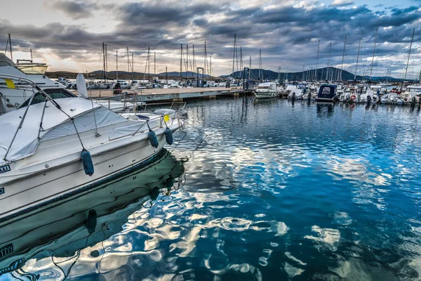 Bateaux dans le port d'Alghero au coucher du soleil — Photo