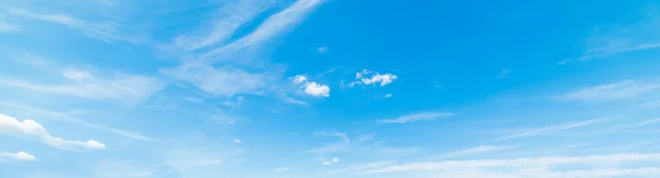 Błękitne niebo w Capo Coda Cavallo — Zdjęcie stockowe