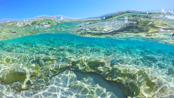 Split vedenalainen näkymä Costa Rei — kuvapankkivalokuva