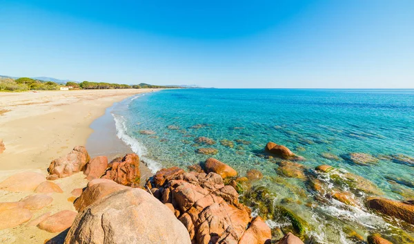 Rocas rojas en la playa de Perdepera — Foto de Stock