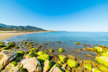 Kayalar ve kum San Giovanni Beach