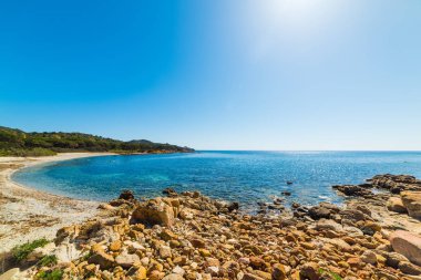 Porto Pirastu parlayan güneşin altında