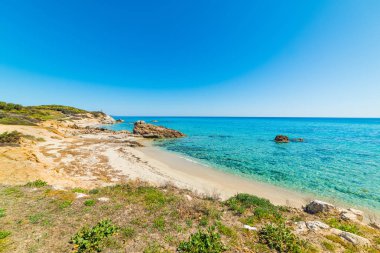 Güneşli bir günde Santa Giusta beach