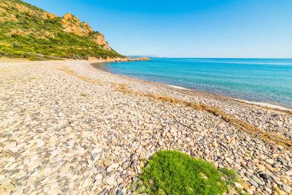 Галерея и голубое море на пляже Baccu e Praidas , — стоковое фото