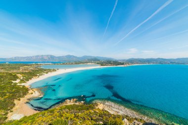 Porto Giunco üzerinde küçük bulutlar