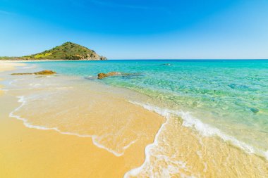 Golden sand in Cala Monte Turno