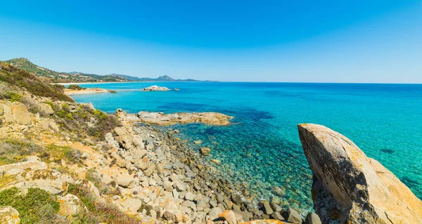 Rochers à Santa Giusta plage — Photo