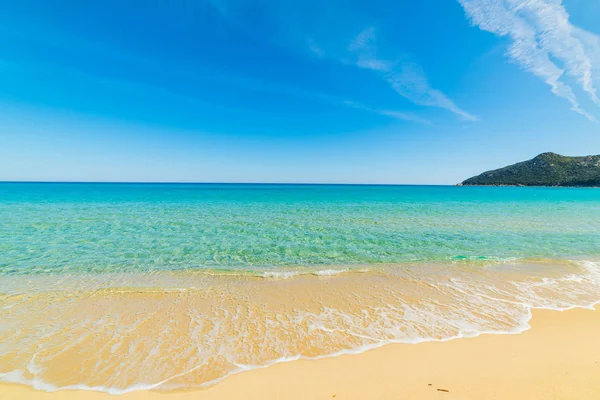 Costa dorada en Cala Sinzias — Foto de Stock