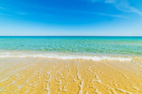 カーラ Sinzias の黄金の砂とターコイズ ブルーの水 — ストック写真