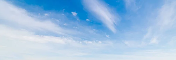 Μπλε ουρανός με σύννεφα cirrus — Φωτογραφία Αρχείου