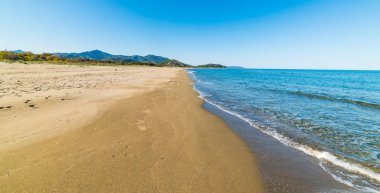 Açık bir günde kıyıda Colostrai