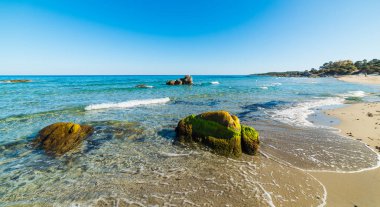 Kayalar ve masmavi bir deniz Musculedda Beach