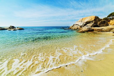 Cala Caterina içinde kum ve kaya