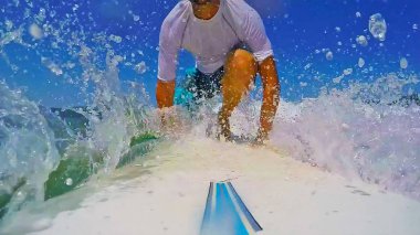 Adam bir sörf tahtası üzerinde