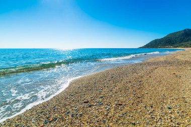 Perdepera sahil boyunca parlayan güneş