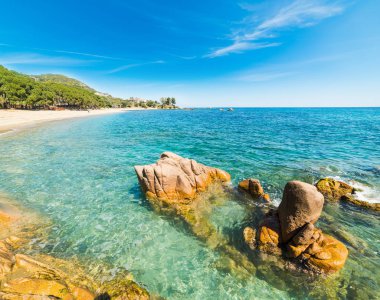 Santa Maria Navarrese plaj üzerinde bulutlar,