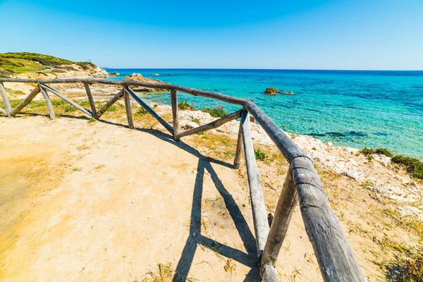 Valla de madera en la playa de Santa Giusta —  Fotos de Stock