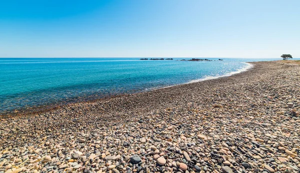 Mar azul e seixos na praia de Baccu e Praidas — Fotografia de Stock