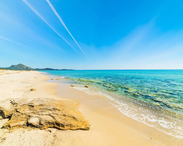 Rochers et sable à Piscina Rei — Photo