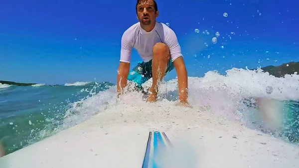 Surfear en un día soleado —  Fotos de Stock