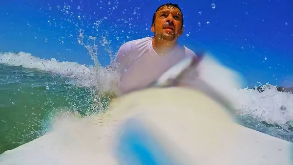 Man surfing in Sardinia — Stock Photo, Image