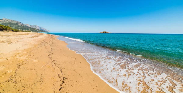Golden shore in Is Orrosas spiaggia — Foto Stock