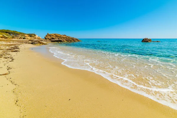 Orilla dorada en la playa de Santa Giusta — Foto de Stock